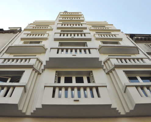 Vue contre-plongée de la façade du 51 boulevard de Rochechouart, Paris 9