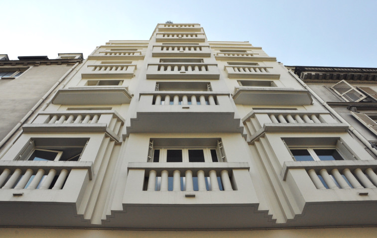 Vue contre-plongée de la façade du 51 boulevard de Rochechouart, Paris 9